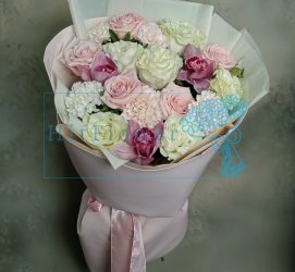 Букет цветов из: Розы, Гвоздики и Орхидеи